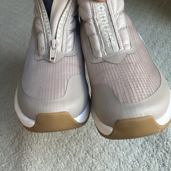 NEW -THE NORTH FACE Women’s  Thermoball  Zip boots. Size US 5. Color = Tan - Picture 7 of 8